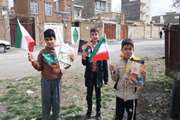 در اقدامی ارزشمند و به‌منظور حفظ آرامش روانی کودکان و نوجوانان، مربی کانون پرورش فکری کودکان و نوجوانان شهرستان قروه با حضور در درب منازل اعضا، کتاب‌های مورد علاقه آن‌ها را به دستشان می‌رساند تا چراغ دانایی و امید در روزهای دشوار پرفروغ بماند.