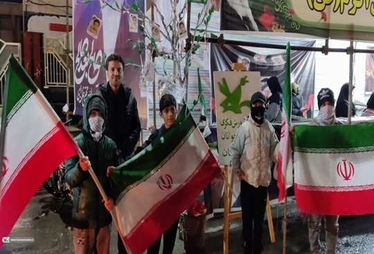 در چهلمین روز شهادت دانش‌آموزان مظلوم مدرسه «شجره طیبه» میناب، کانون پرورش فکری کودکان و نوجوانان استان کردستان با برگزاری ویژه‌برنامه‌ای در میدان آزادی سنندج، یاد و خاطره این شهدای والامقام را گرامی داشت.